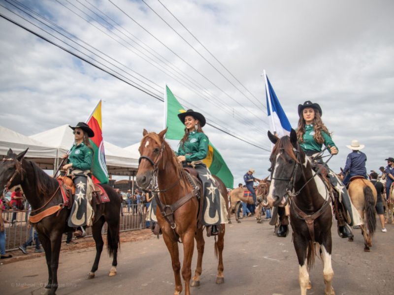 Cavaleiros em um grande evento de cavalgada, celebrando a cultura equestre do Brasil.