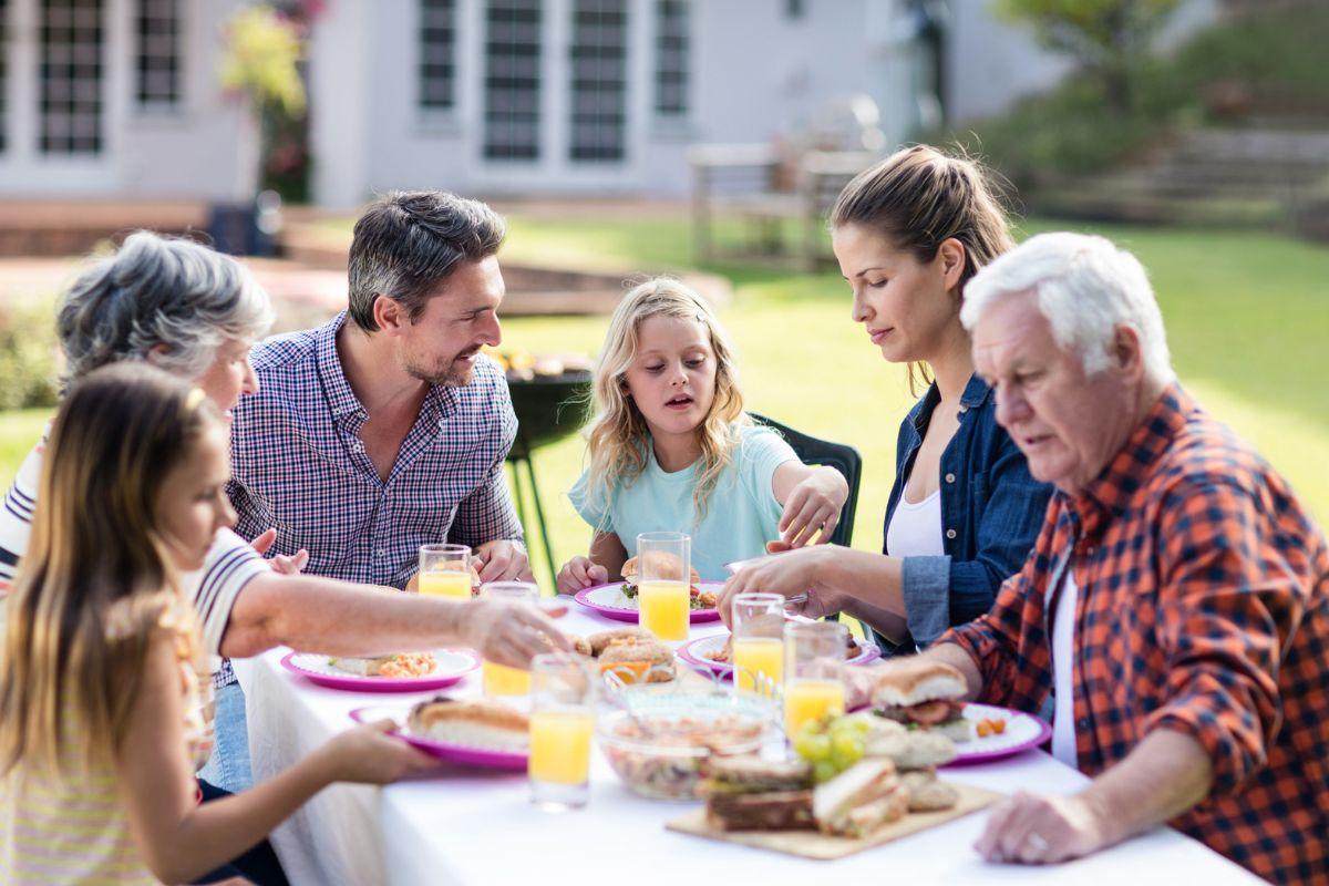 Família reunida em uma tradição country no interior, celebrando momentos juntos.