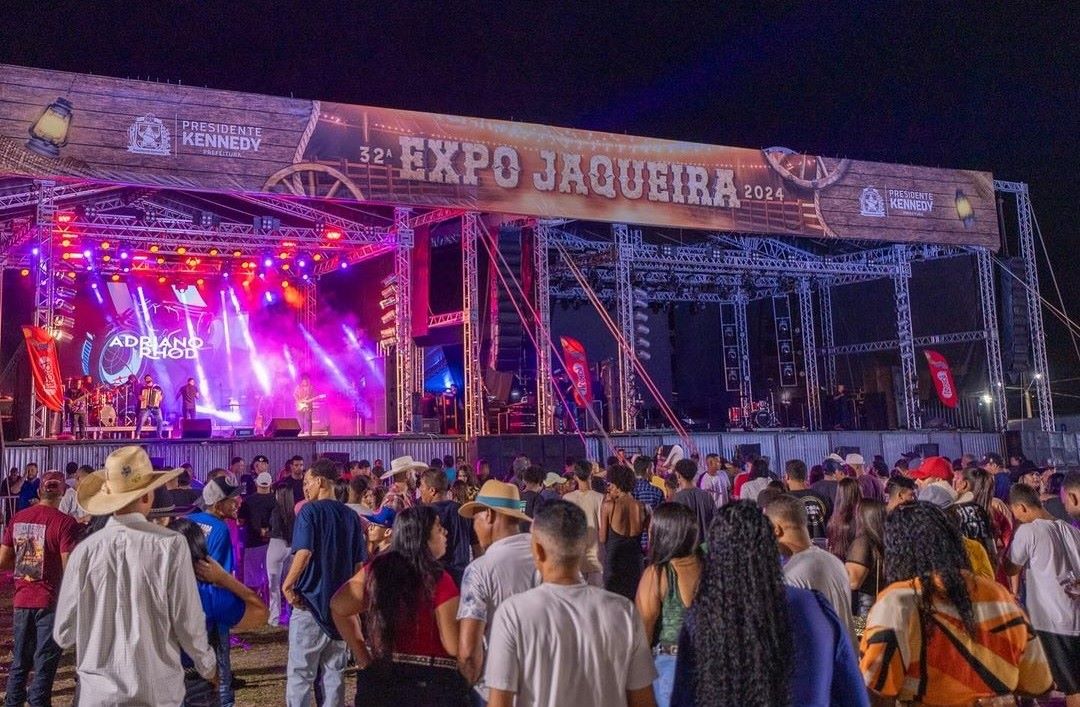 Imagem vibrante de um show sertanejo durante um rodeio, com multidão dançando e artistas se apresentando.