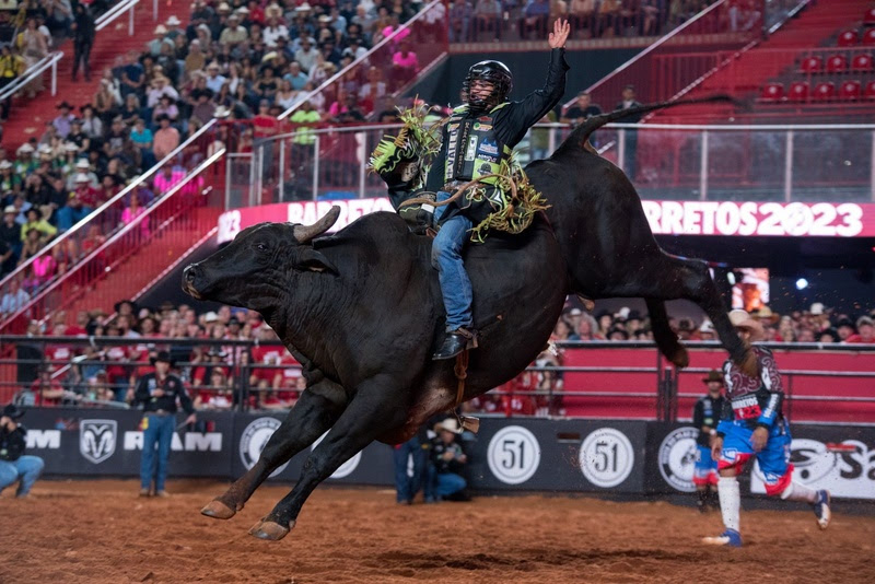 Competidor de rodeio em ação durante um evento na arena