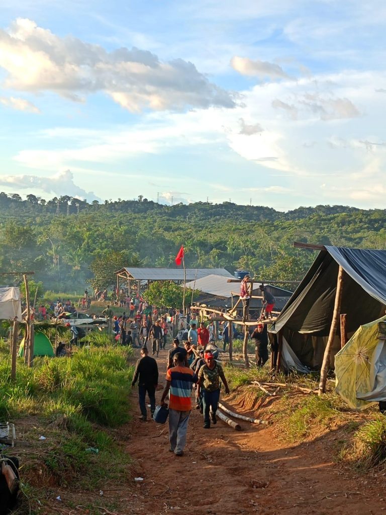 Acampamento rural com vista para montanhas e céu claro, ideal para uma experiência country.
