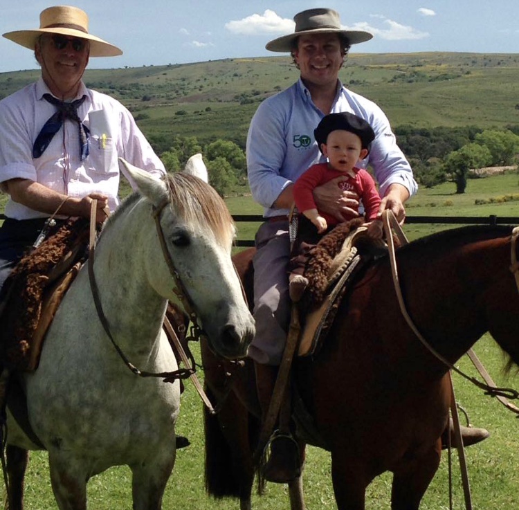 Tradições Rurais com jovens e um cavalo crioulo em um cenário campestre.