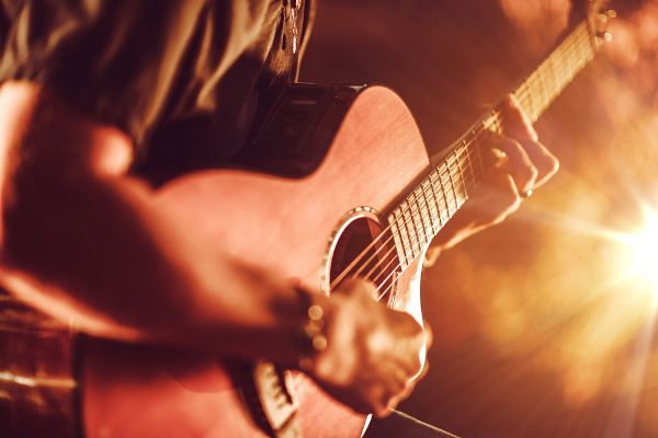 Artistas Sertanejos em um palco durante uma apresentação ao vivo.