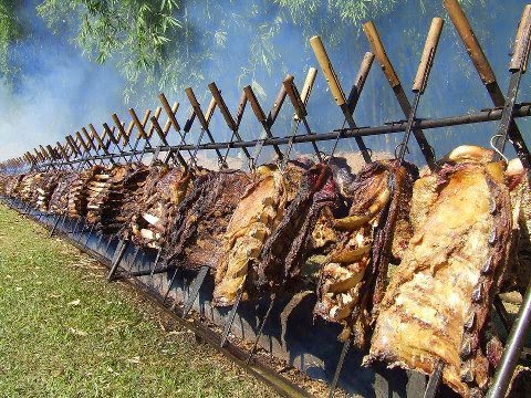 Churrasco Gaúcho com assador e cortes de carne tipicamente brasileiros