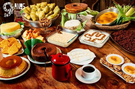 Deliciosa comida típica sertaneja servida em um ambiente rústico e acolhedor.
