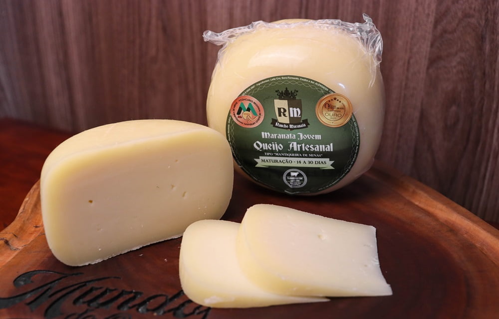 Queijo Meia Cura Maranata Jovem Premiado Ouro 450g em uma mesa rústica de madeira