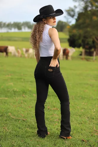 Calça jeans feminina com pedraria bordada, representando o estilo country