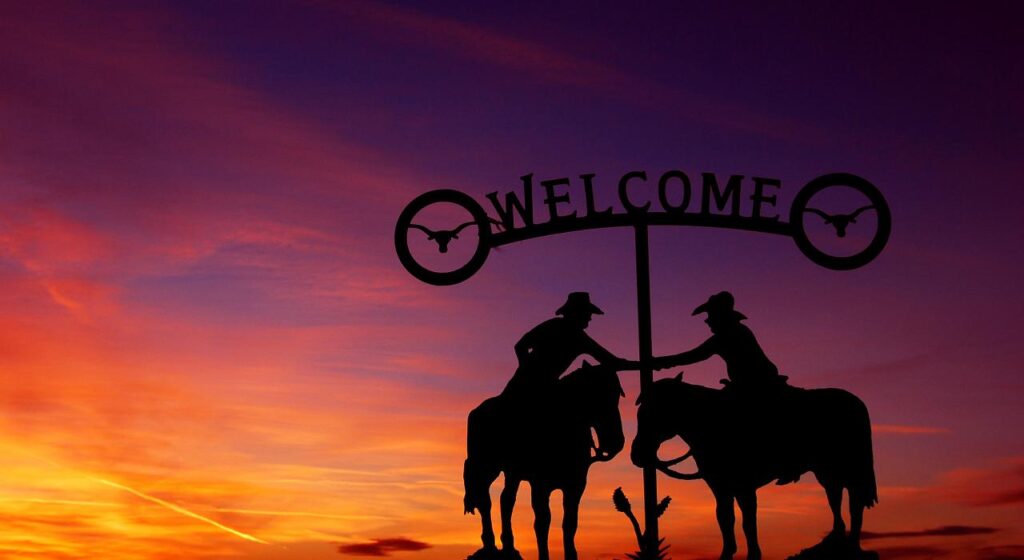 Cowboys reunidos em uma paisagem do campo, representando a cultura tradicional de Oklahoma