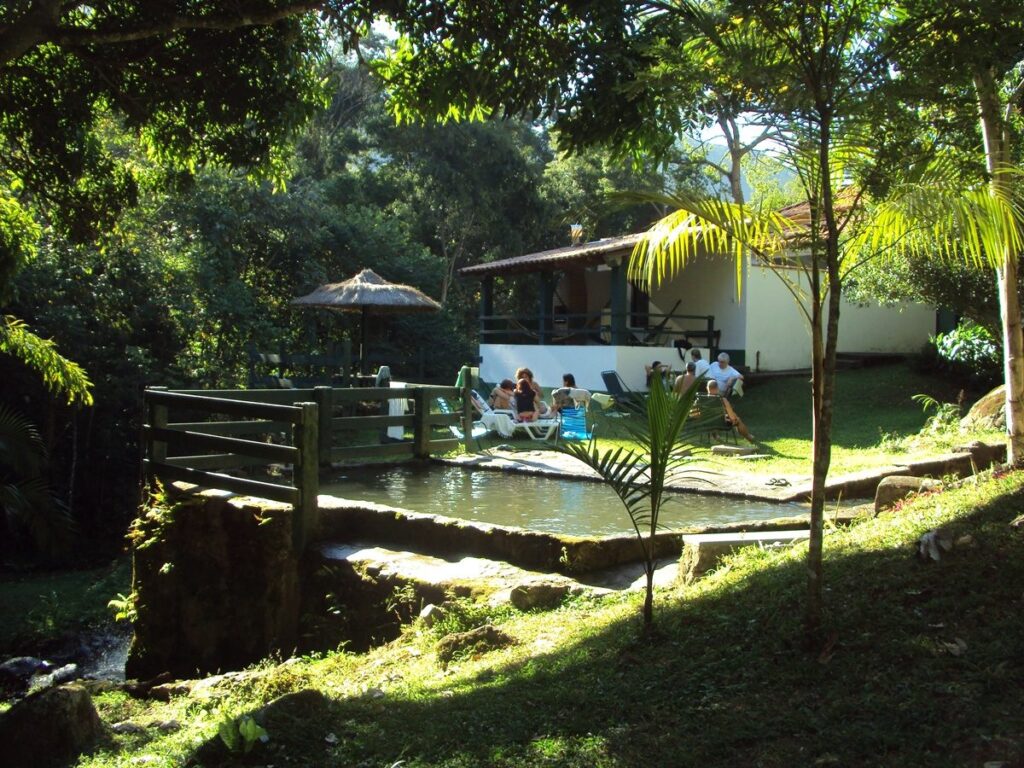 Fazenda de Lazer em ambiente country, com paisagens naturais e galpões típicos