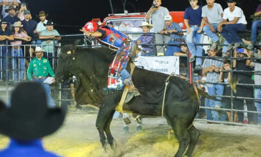 Cavaleiro de rodeio em ação durante a Expoacre em Cruzeiro do Sul