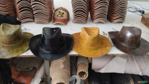 Chapéus e botas country em estilo tradicional brasileiro.