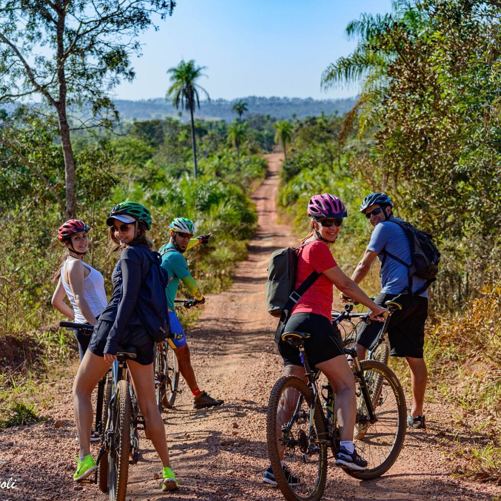 Ciclistas aproveitando trilhas no campo ao pôr do sol