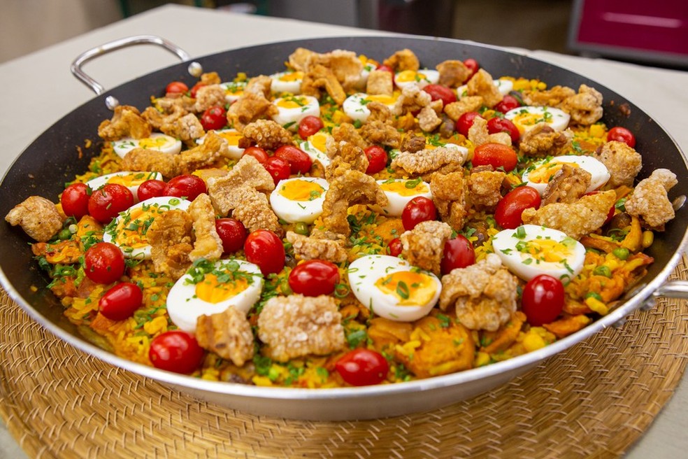Deliciosas receitas de comida caipira em uma mesa rústica