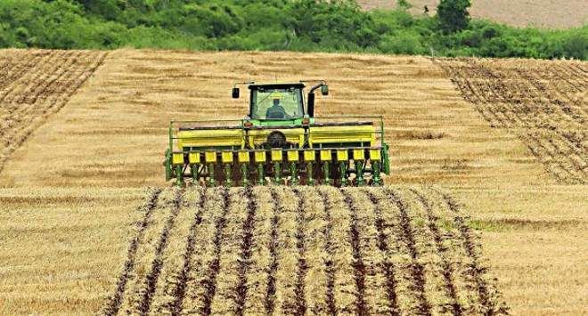 Técnicas de arado em uma fazenda country com tecnologia moderna.