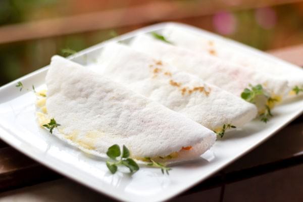 Tapioca com recheio de queijo e ervas, prato típico rural brasileiro.