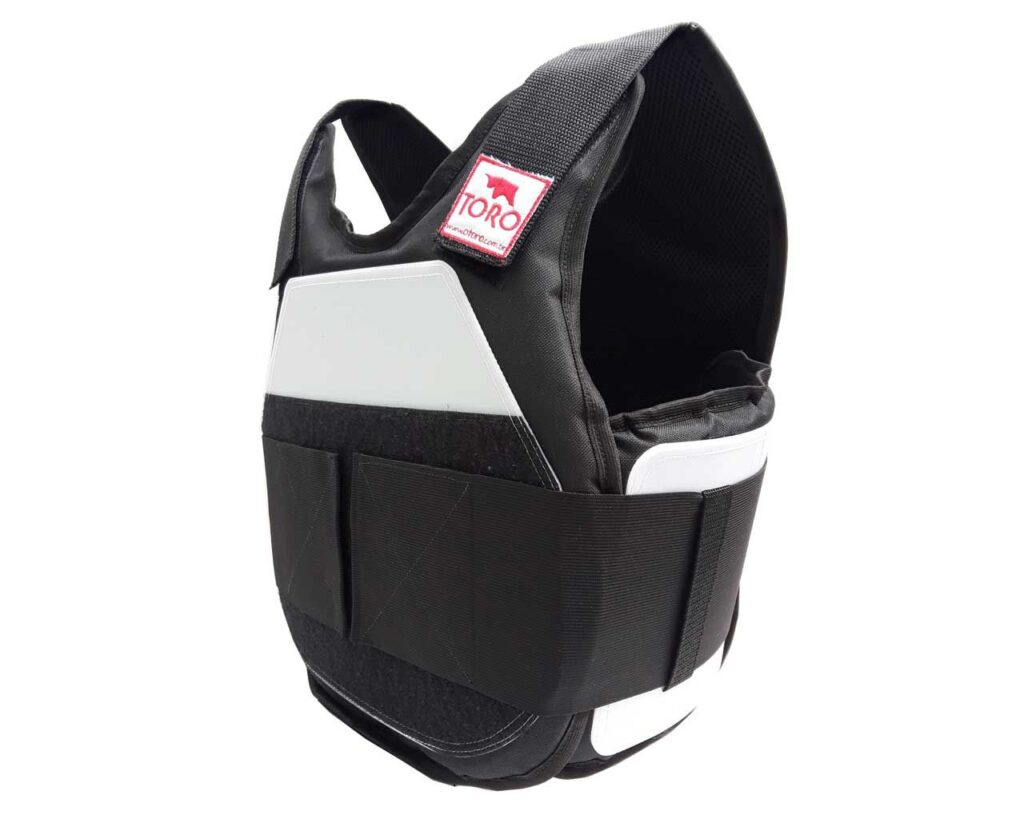 Equipamentos de proteção para rodeio incluindo colete e proteção para pernas.