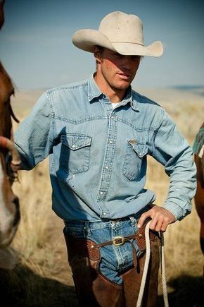 Vaqueiro vestindo roupa country tradicional com chapéu e bota
