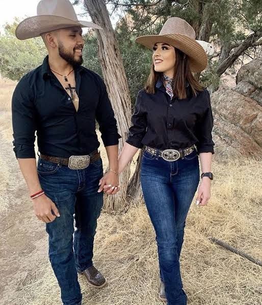 Homem vestindo roupas country masculinas com estilo moderno.