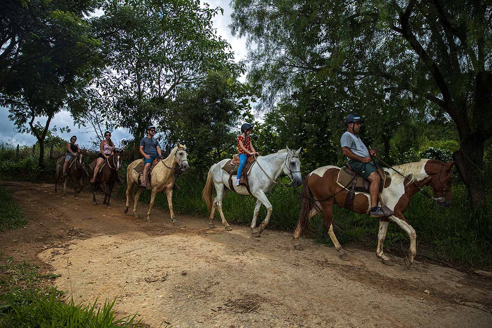 Participantes desfrutando de uma cavalgada na Fazenda Parque dos Sonhos, rodeados pela natureza.