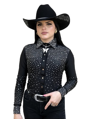 Uma cowgirl estilosa vestindo roupas típicas country, com um chapéu de cowboy e botas de couro.
