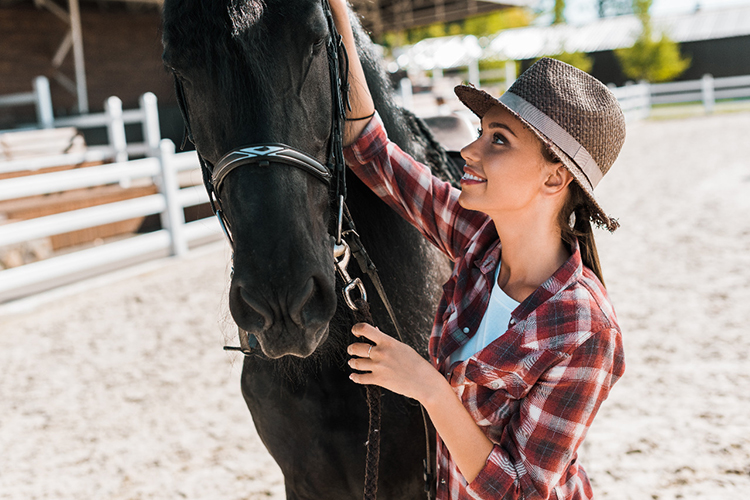 Montaria em potros no estilo country, mostrando um cavalo e um cavaleiro em ação.