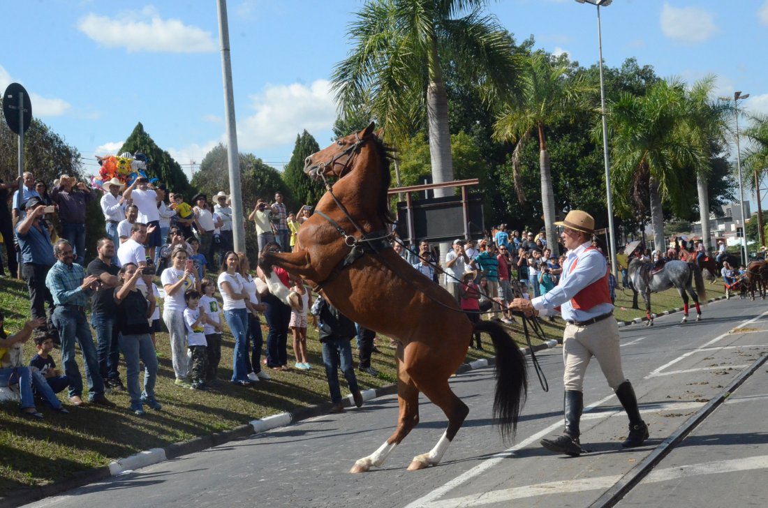 Cavaleiros da Cavalaria Antoniana em um evento tradicional em Jaguariúna
