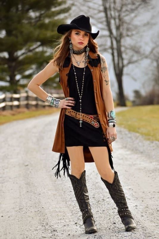 Moda country - um conjunto de roupas rústicas em ambiente de festa