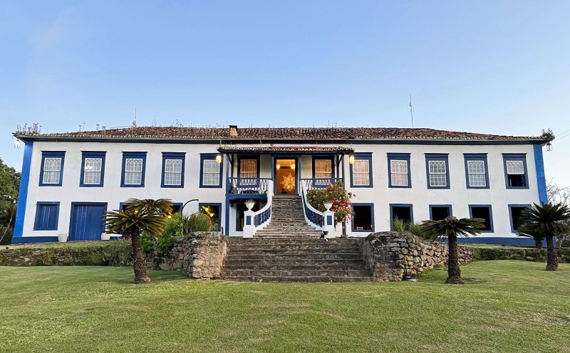 Vista panorâmica de uma fazenda histórica no Brasil com arquitetura colonial