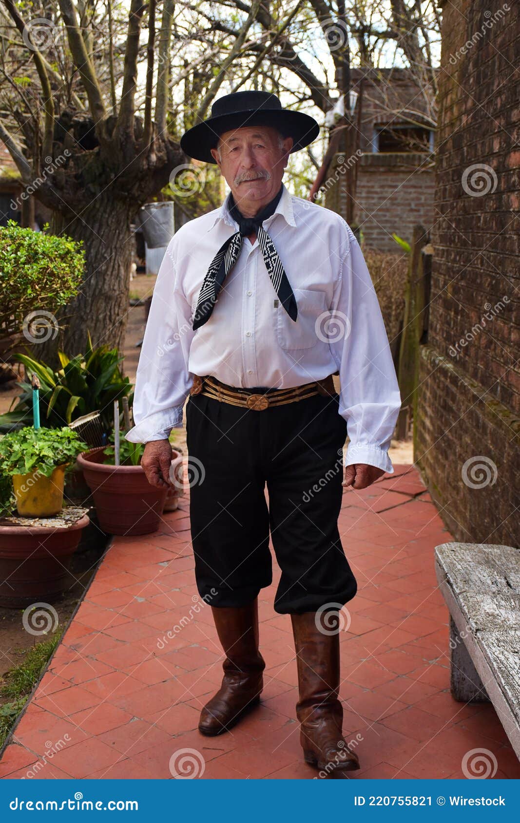 Roupas típicas de fazenda da Argentina, ressaltando o estilo e conforto no campo.