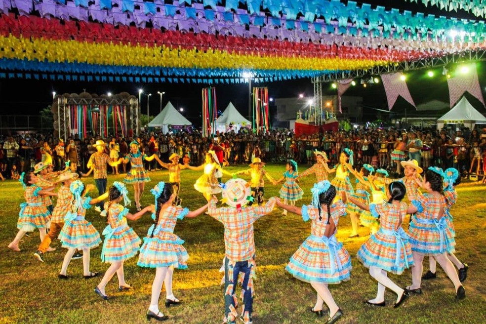 Festa Junina no Campo com fogueira, bandeirinhas e comidas típicas