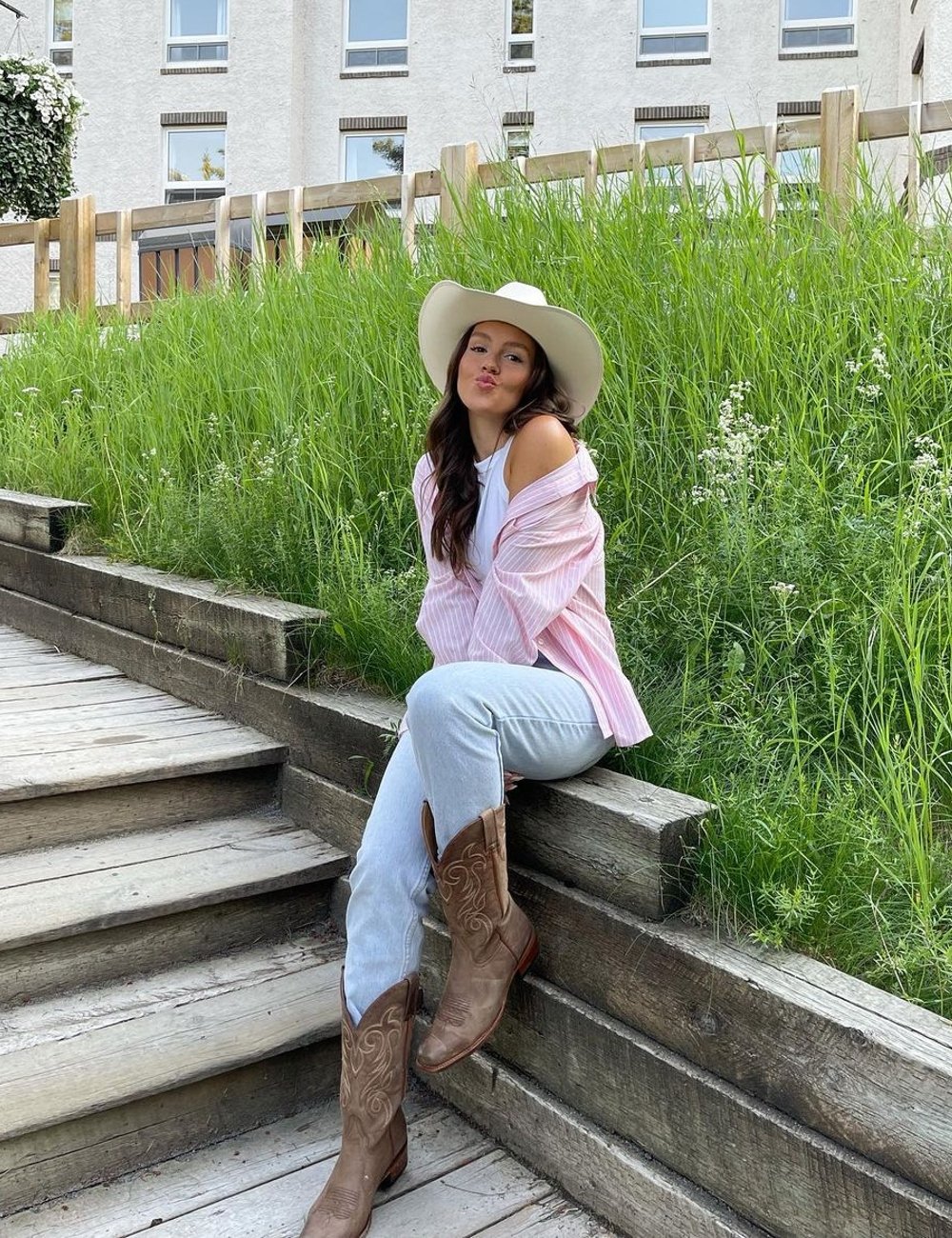 Outfit country estilo casual com jeans e botas para o dia a dia.