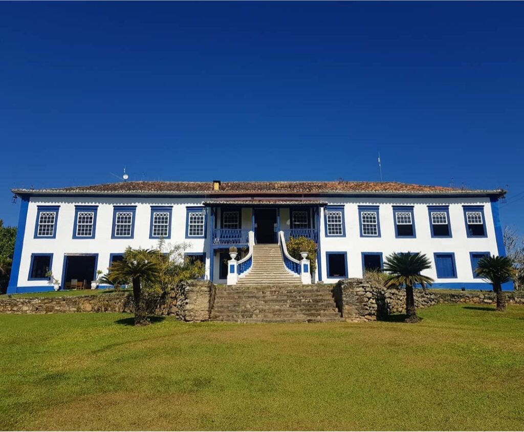 Turismo rural em fazendas, uma experiência única no campo com cenários naturais.