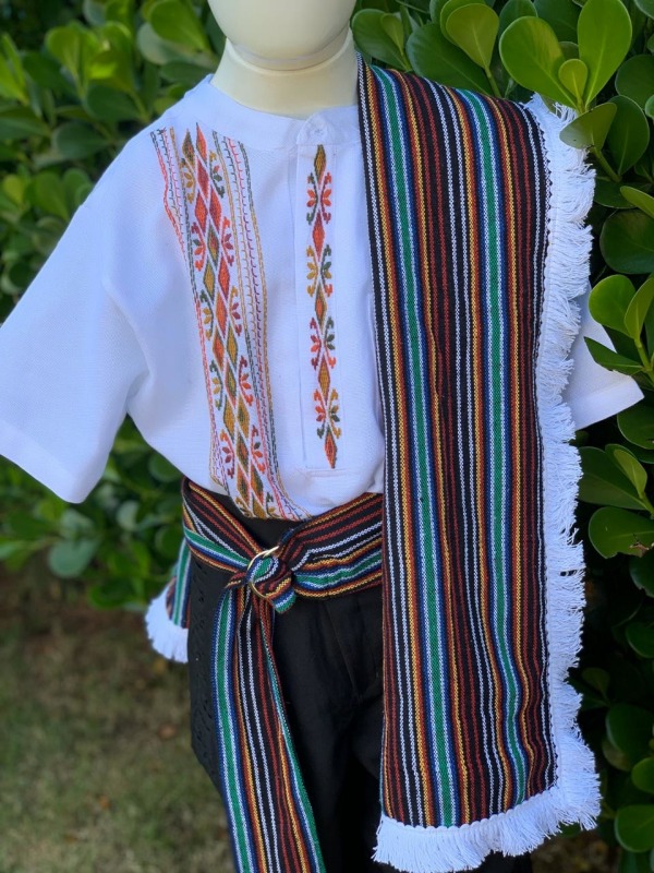 Roupas típicas country em um campo aberto, mostrando estilo e tradição.