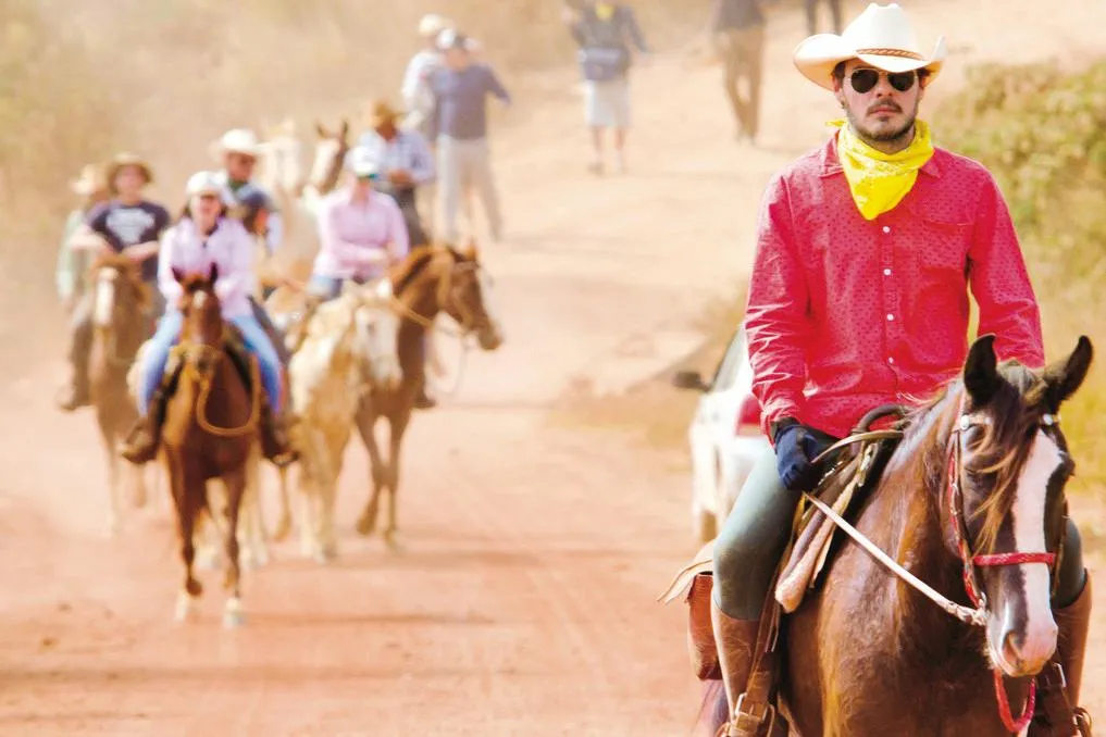 Cavalos em uma cavalgada no interior de Goiás, simbolizando a tradição e a cultura country.