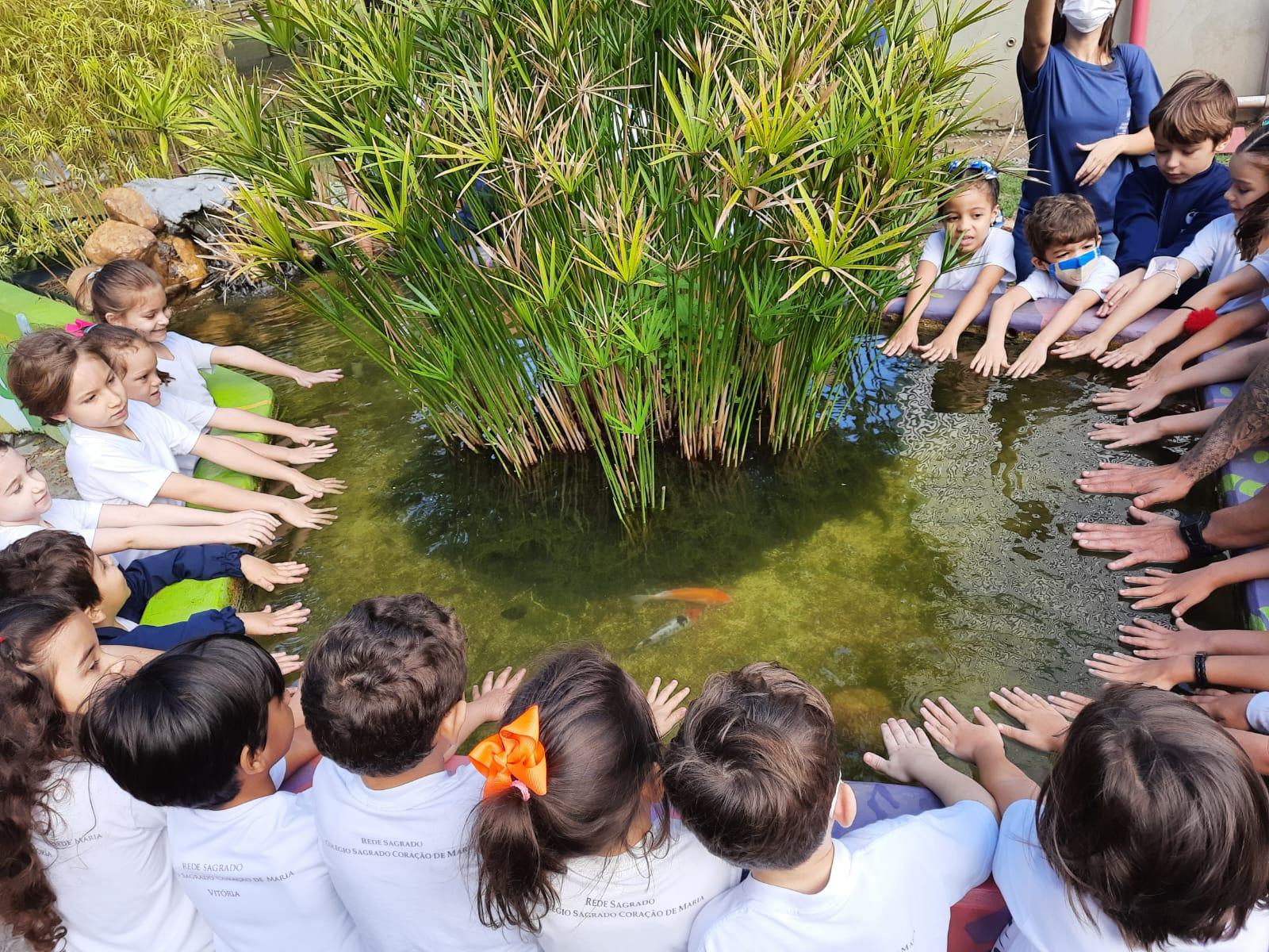 Crianças explorando a natureza durante atividade ao ar livre no Parque Botânico da Vale