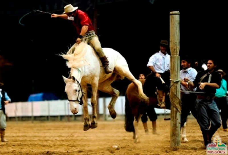 Participantes do Rodeio Crioulo mostrando tradições e habilidades do campo