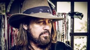 Cinco músicos country americanos destacados em uma paisagem rural