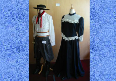 Vestuário típico do campo com trajes tradicionais gaúchos, incluindo bombacha e botas.