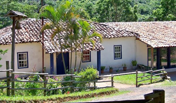 Fazenda histórica no interior de Itu, com campos verdes e clima country.
