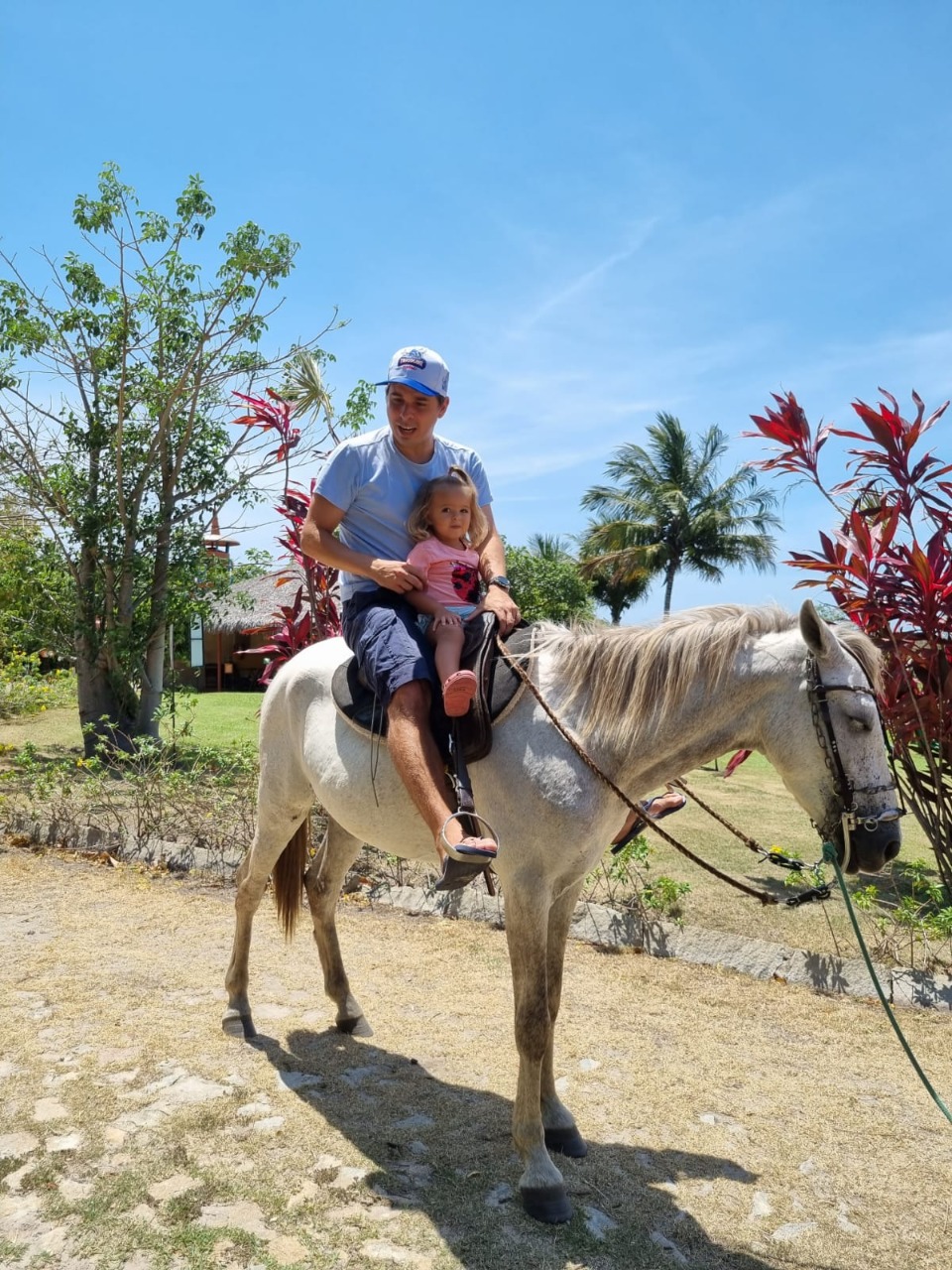 Cavaleiro explorando trilhas no Engenhoca Parque, Ceará
