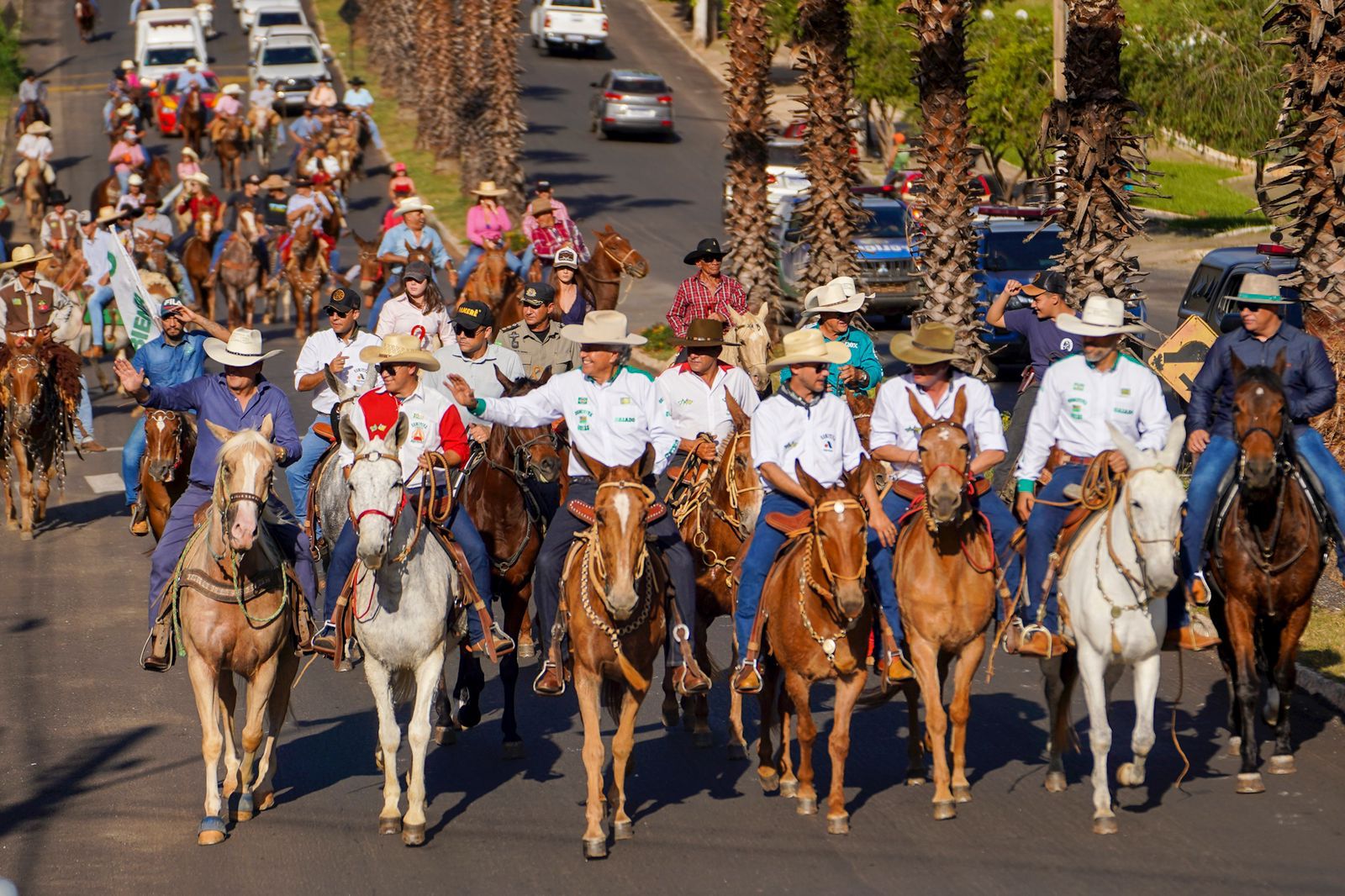 Cavalgada tradicional em Goiás com cavaleiros e bandeiras