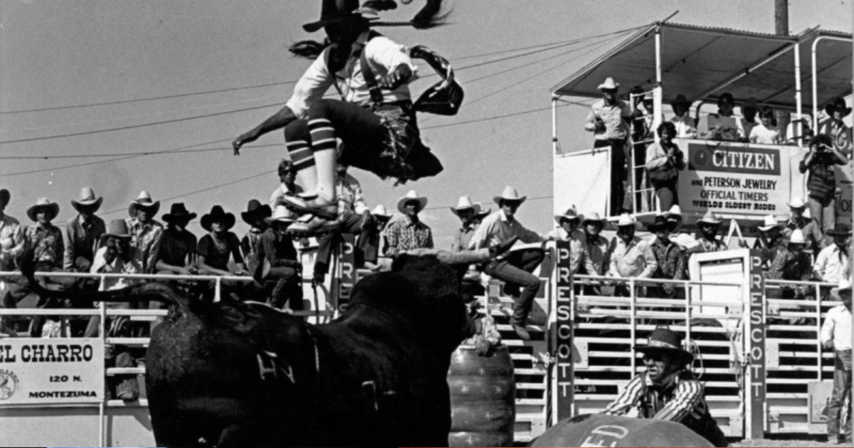 Cavaleiro montando um touro durante um rodeio no Brasil, representando a tradição e emoção dessa prática cultural.