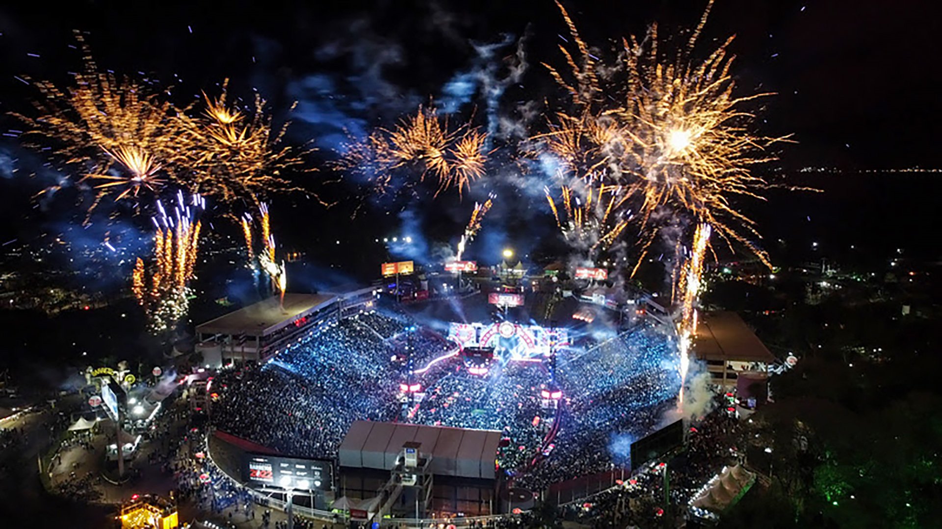 Festa de Pião com pessoas dançando e vestindo trajes country