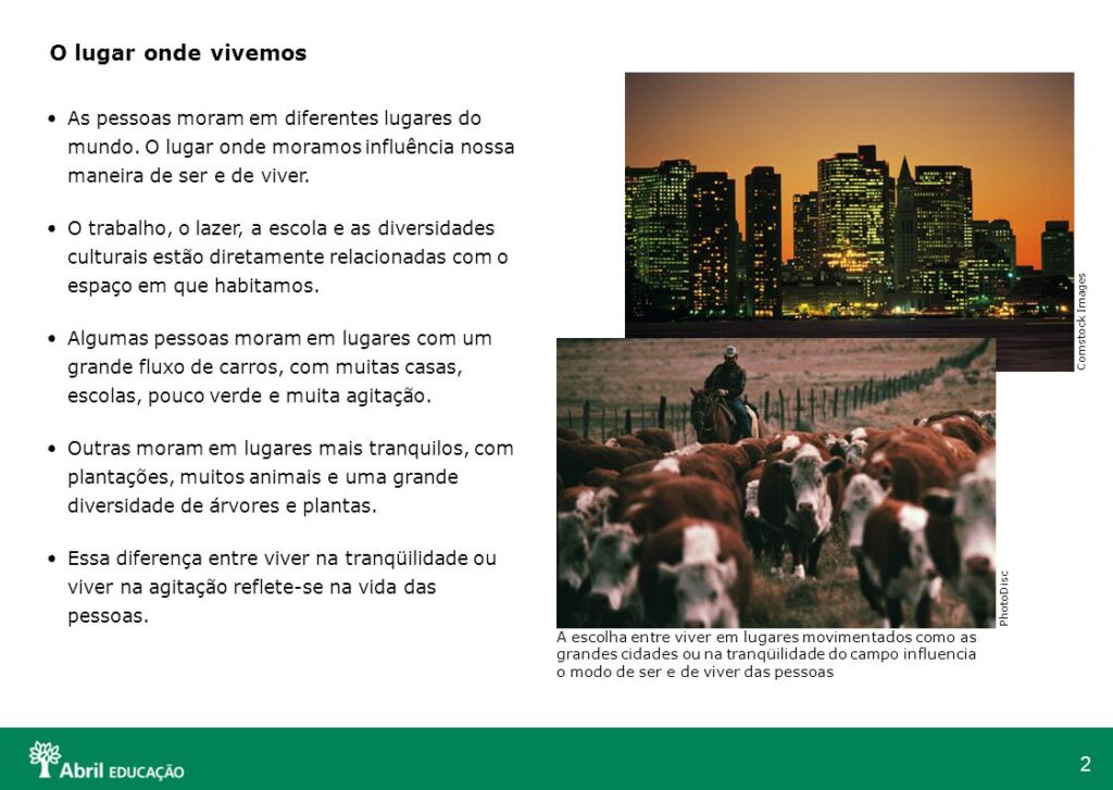 Uma cena típica de vida no campo com pastores e gado sob um céu azul