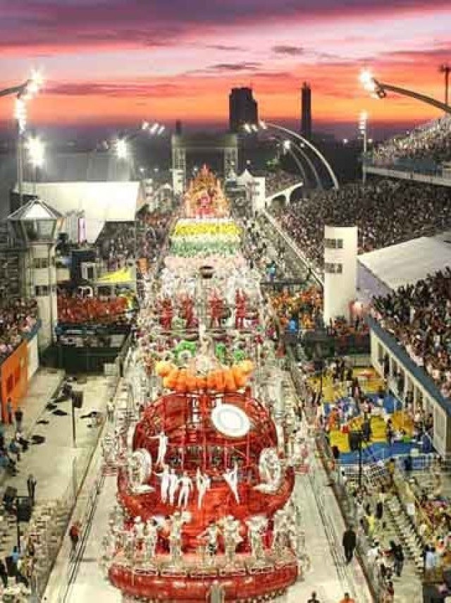 Cavaleiros em trajes country desfilando durante uma competição de equitação.