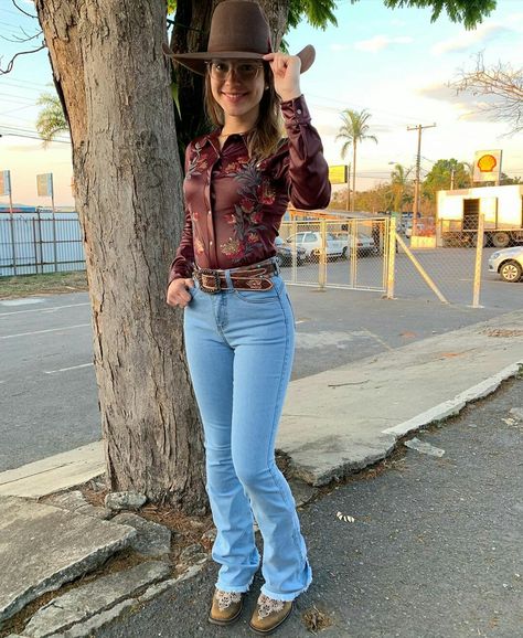 Roupas Típicas Country em Festa