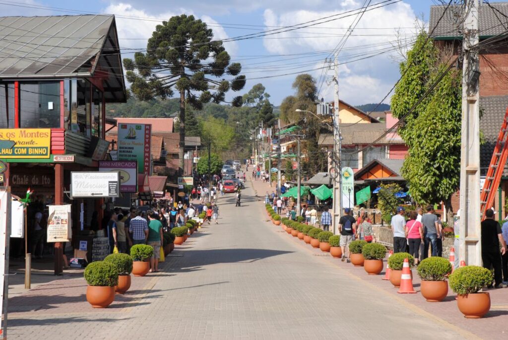 Montaria em touros em Monte Verde, uma emocionante tradição country.