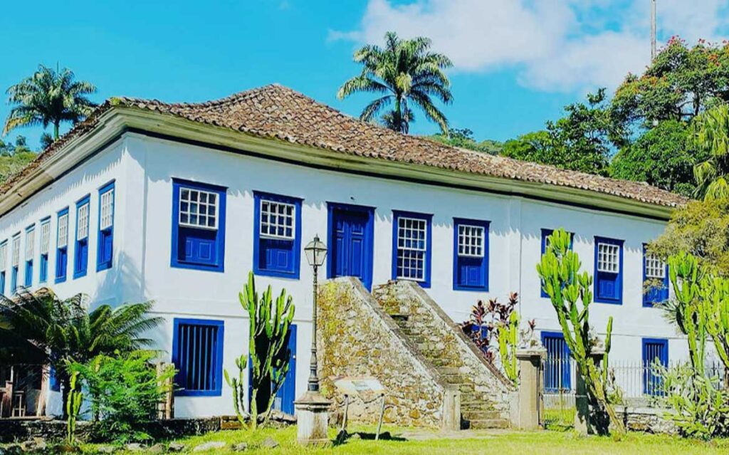 Fazenda histórica no Rio de Janeiro com paisagens rurais e arquitetura colonial