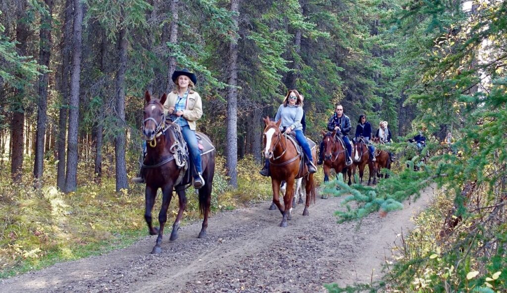 Grupo de amigos desfrutando de uma cavalgada em um lindo cenário rural.