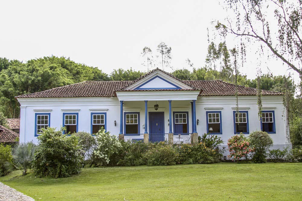 Uma fazenda histórica no Brasil, representando a rica cultura country do país.